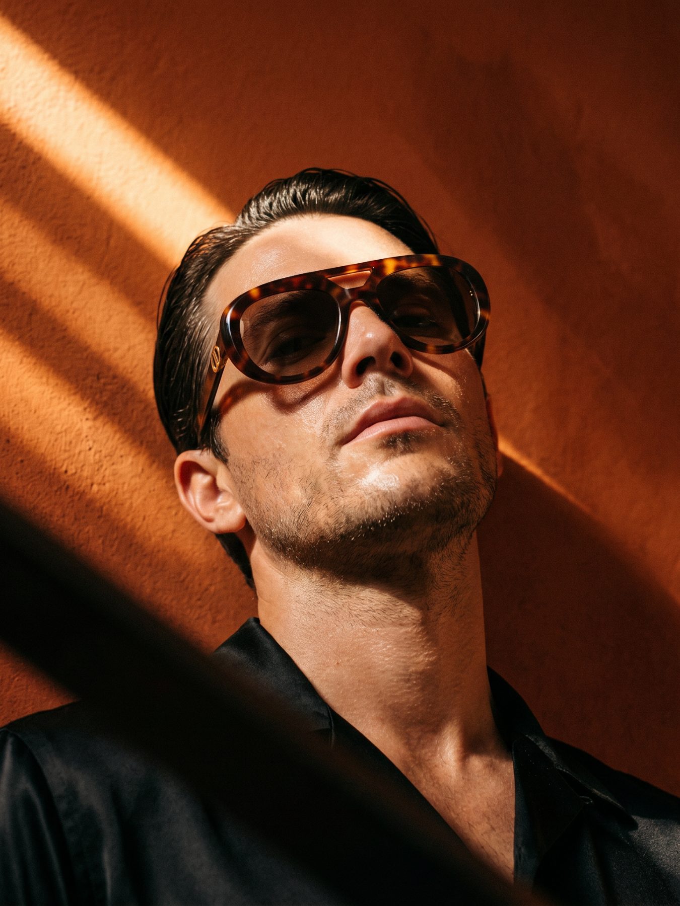 KI-Produktfoto Sonnenbrille Kaleos Porter vor Terrakotta-Wand